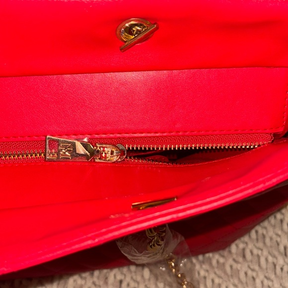 🆕 Badgley Mischka Red Quilted Chain Strap Bag - Vegan Leather - Picture 11 of 15